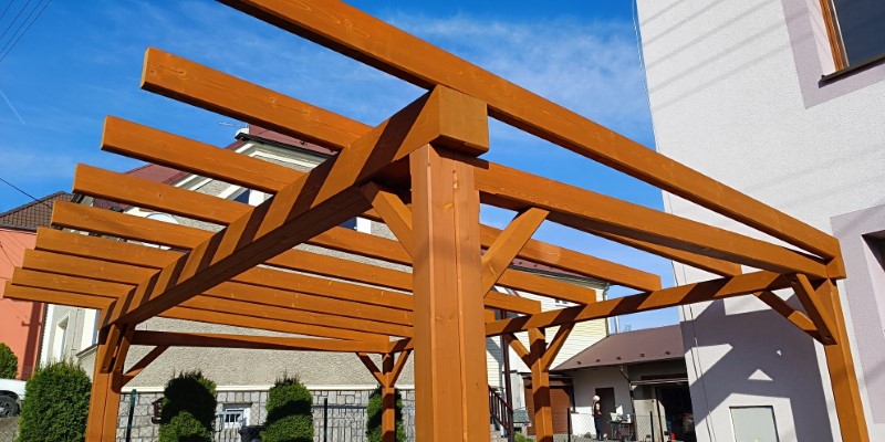 Detail konstrukčního spoje dřevěné pergoly z KVH řeziva – přesnost a trvanlivost