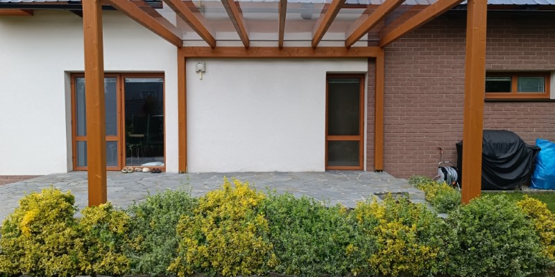 Hotová dřevěná pergola z KVH řeziva s krytinou MM SolidXL-6-bronz – referenční foto altanypergoly.cz