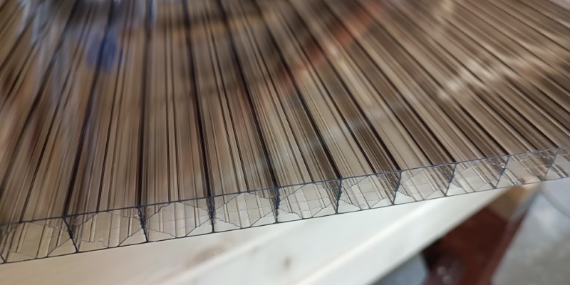 Průřez dutinkovým polykarbonátem – vzduchové kanálky, které zachytávají prach a vlhkost