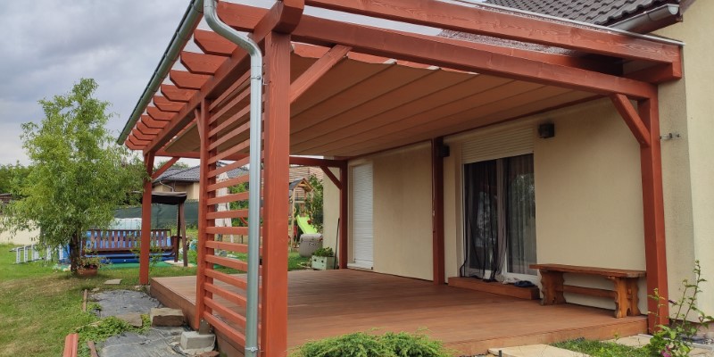Dřevěná pergola s podvěsným stíněním – řešení přehřívání pod polykarbonátem nebo sklem v létě