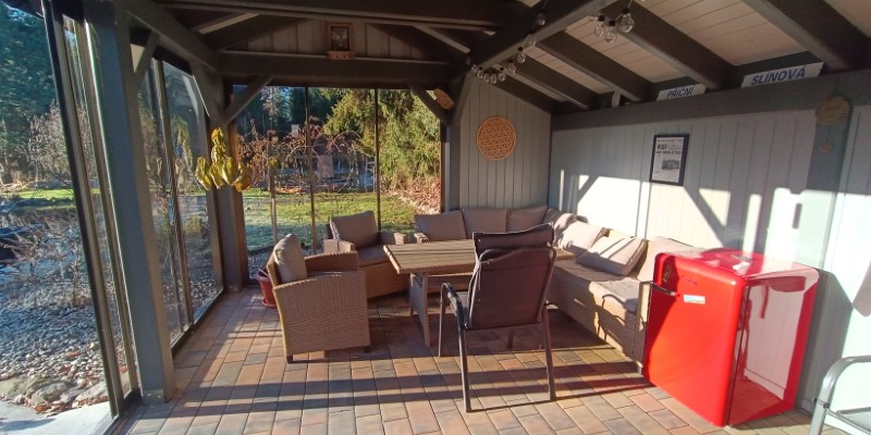 Dřevěný altán na zahradě s grilem – jarní grilovačka