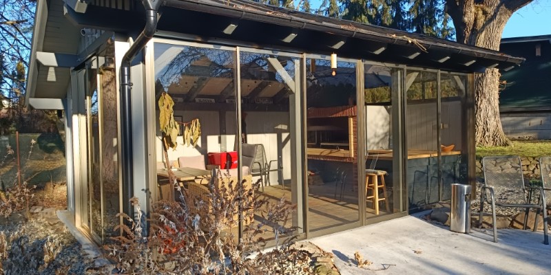 Ranní káva v dřevěném altánu – jarní zahrada v rozkvětu