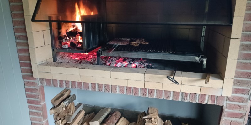 rilování u dřevěného altánu – steak na roštu, jarní grilovačka