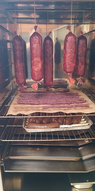 Zahradní udírna vedle dřevěného altánu – uzení masa na jaře