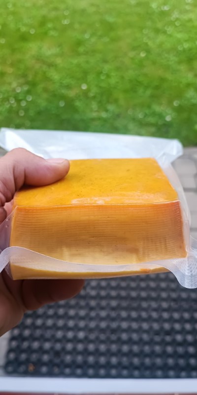 Zahradní udírna vedle dřevěného altánu – uzení sýrů na jaře