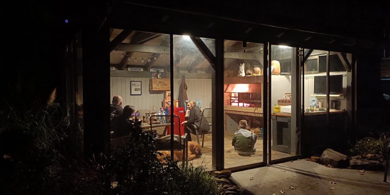 Nový dřevěný altán na zahradě – realizace altanypergoly.cz – připraveno na jarní sezonu