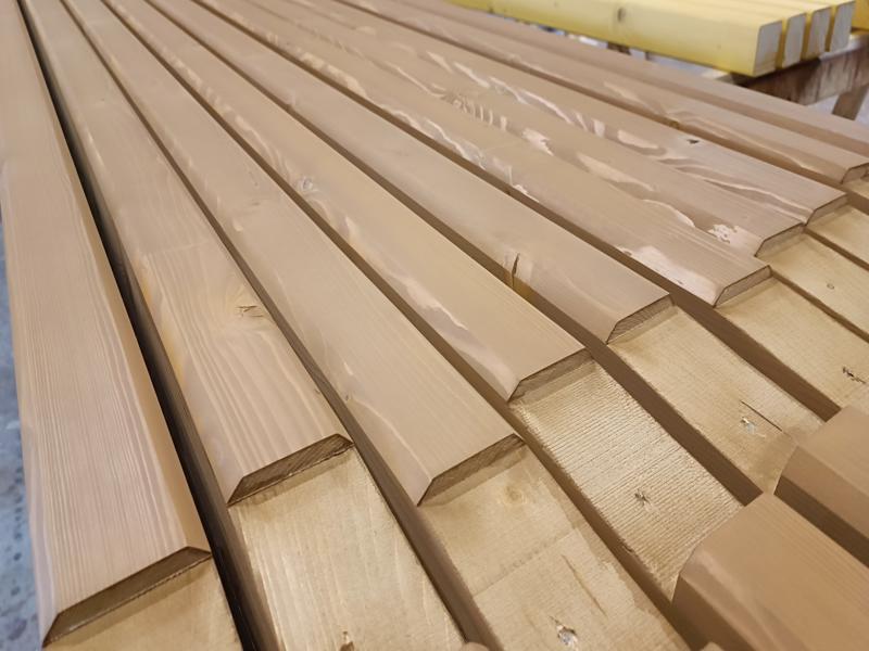 Povrch KVH hranolu po nátěru Tikkurila Pinja W Oil – přirozená textura dřeva zachována 