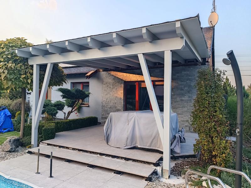 Pergola natřená krycí barvou Tikkurila Valtti Opaque – moderní exteriérový nátěr dřeva 