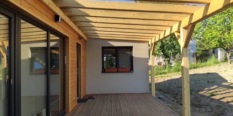 Srovnání dřevěné a hliníkové pergoly – altanypergoly.cz – jak si vybrat správnou pergolu na zahradu