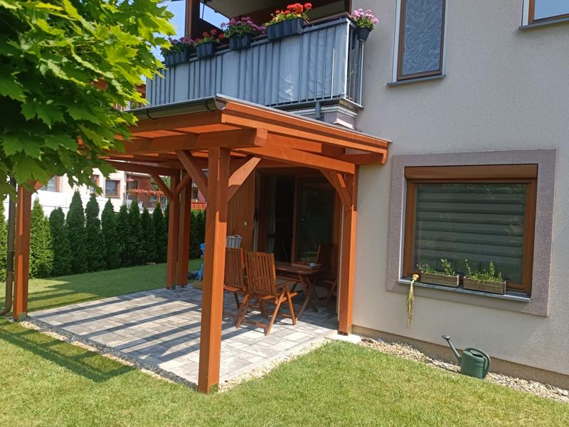 Detail KVH hranolu dřevěné pergoly – přirozená textura a teplo dřeva – altanypergoly.cz