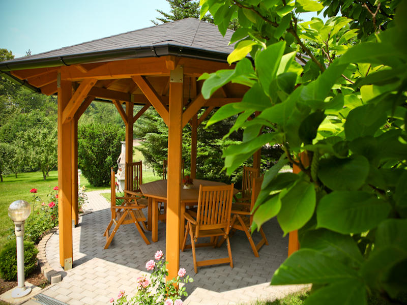 Dřevěná pergola z KVH řeziva – přirozená krása a teplo dřeva na zahradě – altanypergoly.cz