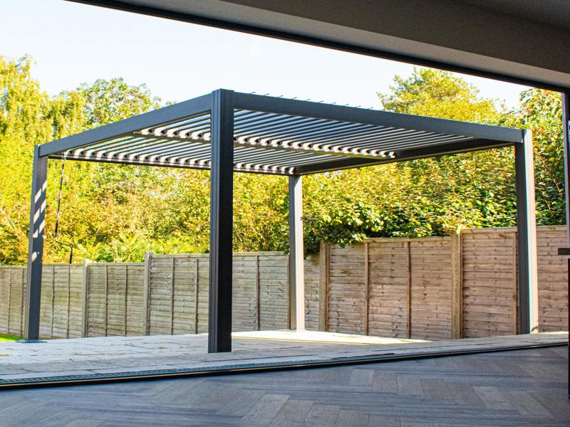 Hliníková pergola s lamelovou střechou – moderní minimalistický design pro zahradu