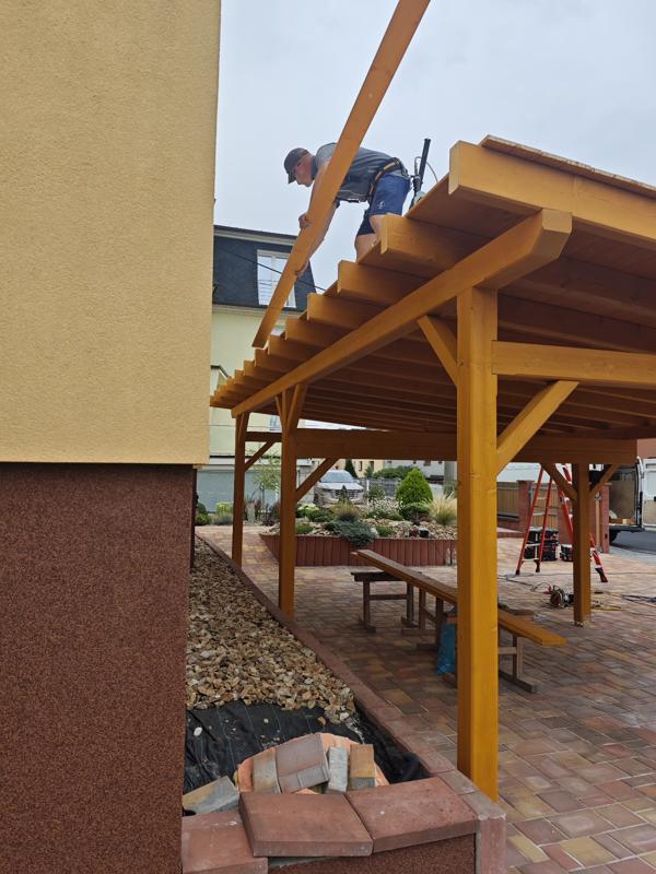 Montáž dřevěné pergoly z KVH řeziva – profesionální tým altanypergoly.cz